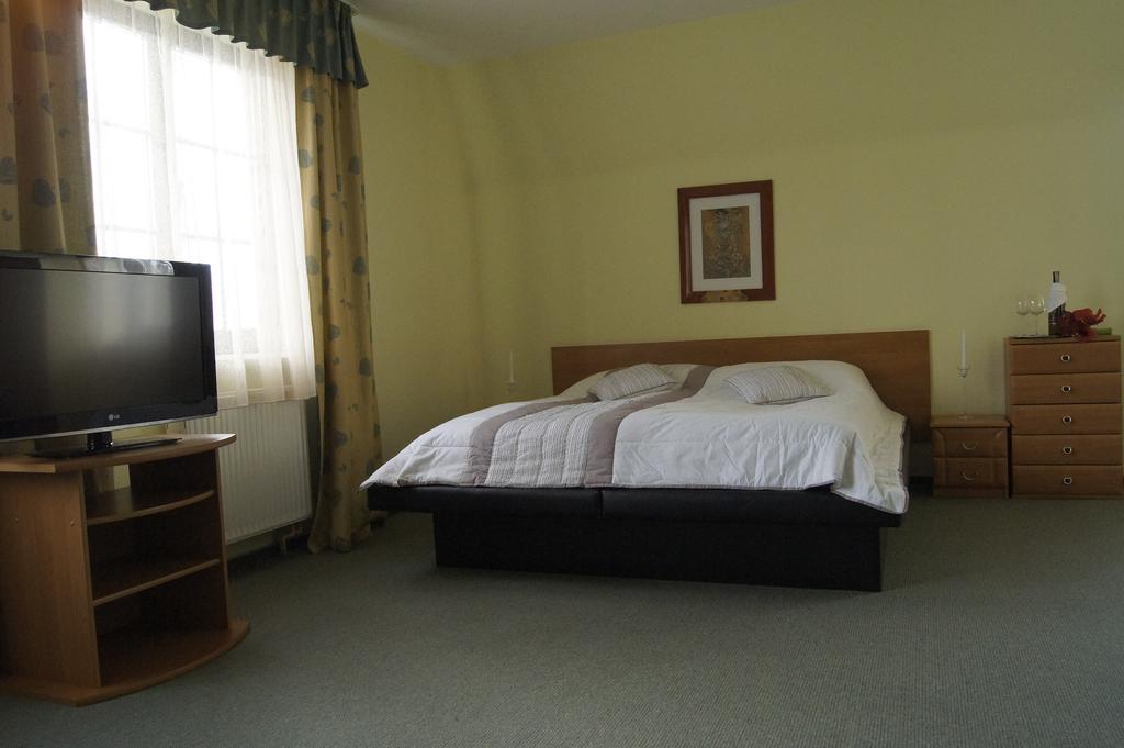 Hotel Jedlina Lublin Bagian luar foto