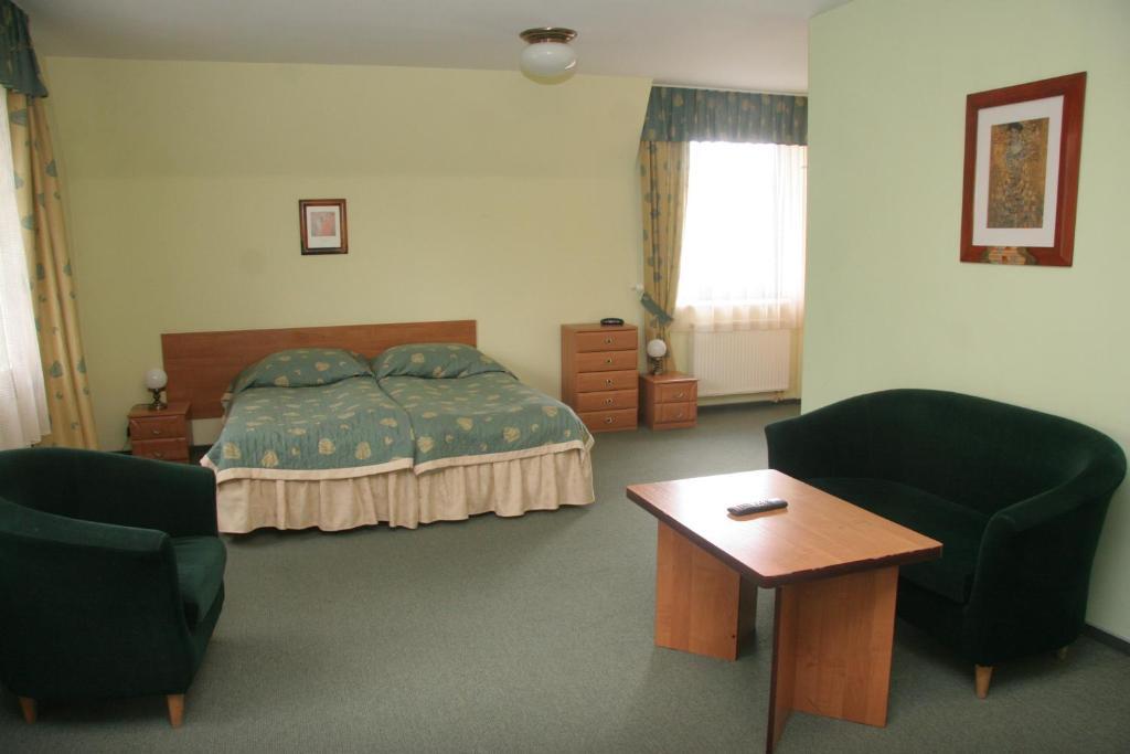 Hotel Jedlina Lublin Bagian luar foto